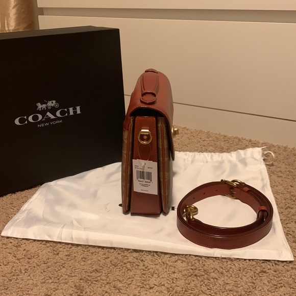 Coach Cassie in Signature Canvas - Picture 3 of 6